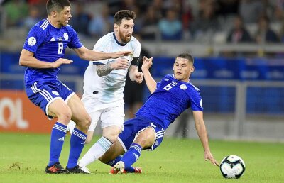 Cine e mai mare? Messi a înscris de două ori mai multe goluri decât Maradona pentru Argentina, dar are și mai multe selecții