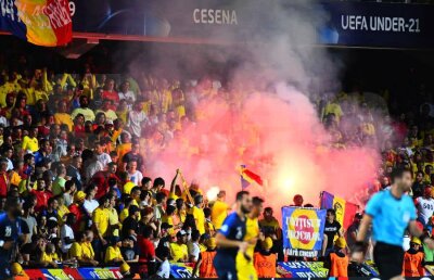 FRANȚA U21 - ROMÂNIA U21 // GALERIE FOTO Ce nu s-a văzut la TV: ultrașii au aprins torțe, iar de acolo a început scandalul: „Rușine să vă fie!” + crainicul a făcut un anunț-șoc!