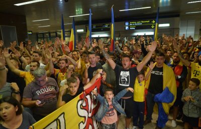 Sosire România U21 // VIDEO Imagini IMPRESIONANTE de azi-noapte! Sute de suporteri i-au așteptat pe „tricolorii” U21 pe aeroport: „Hai să facem asta în fiecare an!” :)