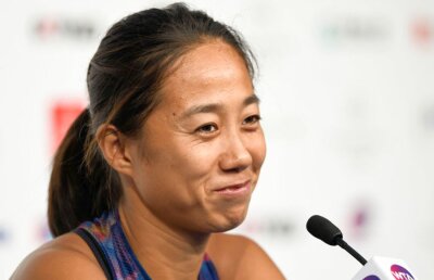 SIMONA HALEP LA WIMBLEDON 2019 // VIDEO Shuai Zhang, viitoarea adversară a lui Halep, a stârnit râsete la conferință: „Eu nu prea îmi urmăresc adversarele” :)