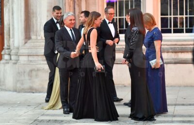 SIMONA HALEP LA GALA WIMBLEDON // FOTO Simona, în centrul atenției la Londra: a făcut senzație cu o rochie neagră, cu decolteu adânc