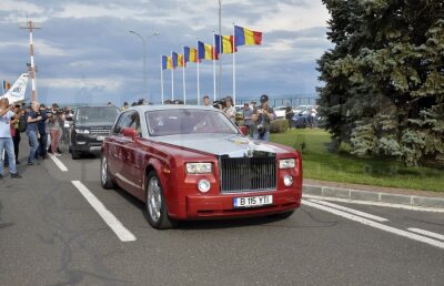 SIMONA HALEP A REVENIT ÎN ROMÂNIA // FOTO De la scară până în Rolls » Cele mai tari 20 de imagini de la sosirea campioanei de la Wimbledon 2019 