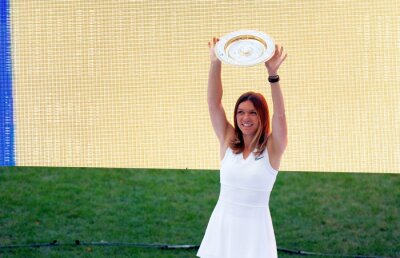 VIDEO+ FOTO Simona Halep a prezentat trofeul de la Wimbledon: „Mulțumesc, România! Vreau ca 1 milion de copii să meargă la tenis” » 30.000 de fani au fost pe Arena Națională