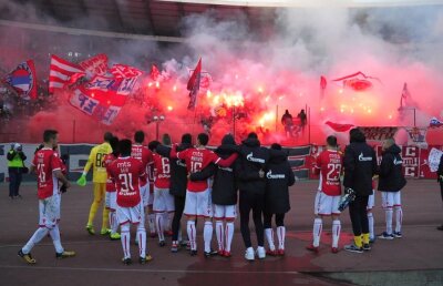 CRVENA ZVEZDA // VIDEO Imagini fabuloase de pe Maracana belgrădeană » Cum au marcat ultrașii de la Steaua Roșie începutul de sezon