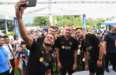 VIDEO+FOTO George Pușcaș, vedetă în China! Românul a dat autografe și s-a pozat cu fanii alături de ceilalți jucători de la Inter