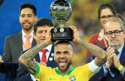 Dani Alves, „momit” cu și mai multe trofee: „Ți-am văzut CV-ul, nu-i rău deloc!” :D 