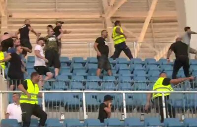 CRAIOVA - HONVED // FOTO Incidente cu ultrașii maghiari în prima repriză! Jandarmii au intervenit în forță