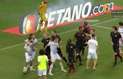 CRAIOVA - HONVED 0-0 (3-1 la pen.)  // UEFA nu iartă! Ce a decis după un meci cu incidente identice cu cele de pe „Ion Oblemenco”