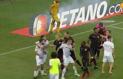 U CRAIOVA - HONVED// Incidentele de la Craiova - Honved, analizate în Gazzetta dello Sport: „Haos şi violenţă la Craiova! Petardă aruncată în arbitru și penaltyuri care s-ar putea să nu conteze”