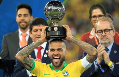 VIDEO+FOTO // Dani Alves s-a întors acasă! Nu mai e şomer de lux după ce semnat cu Sao Paulo
