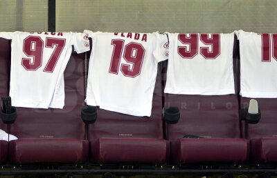 RAPID // Alb-vișiniii joacă la intimidare » Puf pentru rapidiști, plastic pentru adversari!