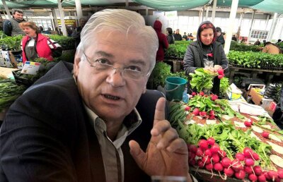 Traficanții de oameni reținuți de DIICOT și de Poliție au atâția bani că au cumpărat piața centrală din Craiova, iar noul ministrul de interne e îngrijorat că atacă manifestanții guvernul!