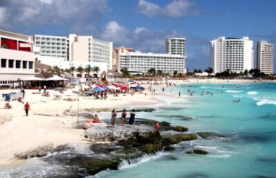 Clanul din Craiova și-a cumpărat hoteluri și case în Cancun! Procurorii DIICOT București fac percheziții și vor reține cel puțin 8 traficanți de persoane pe ruta Mexic – SUA