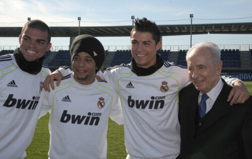 Shimon Peres s-a pozat alături de Ronaldo, Pepe şi Marcelo