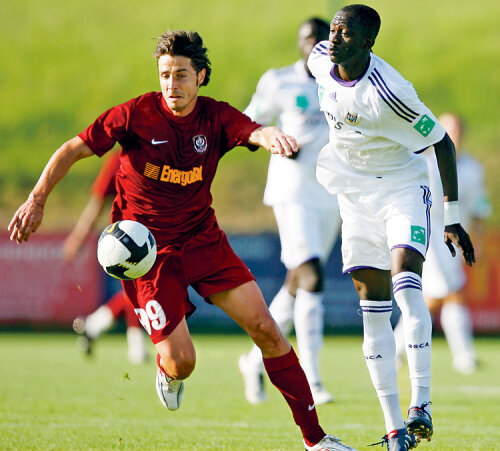 Bakary Sare a jucat împotriva lui Bjelanovici într-un amical CFR - Anderlecht, disputat în vara lui 2010
Foto: Vakarcs Lorand