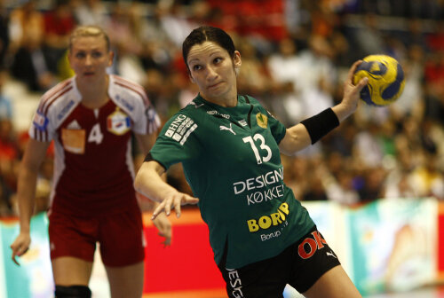 Cristina Vărzaru, căpitanul naţionalei de handbal feminin, va reveni astăzi pe teren, la echipa sa de club Viborg HK