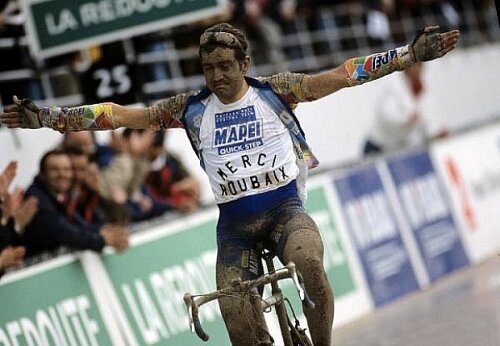 Franco Ballerini în Paris-Roubaix 2001 (Sursa foto: www.velominati.com)