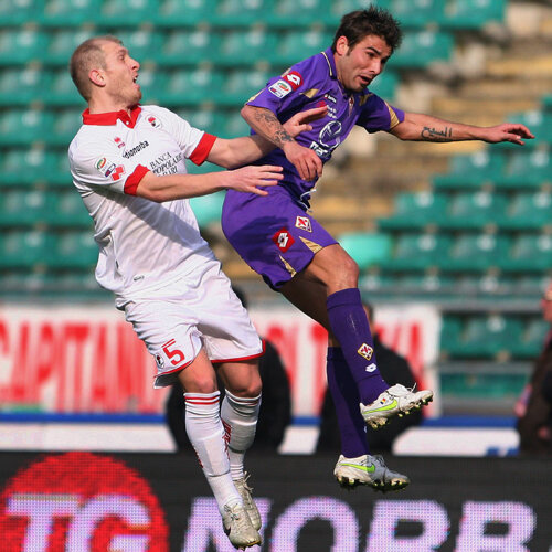 Mutu (în duel cu Masiello) a făcut 95 de zile de cînd n-a mai înscris y Foto: AP-Agerpres