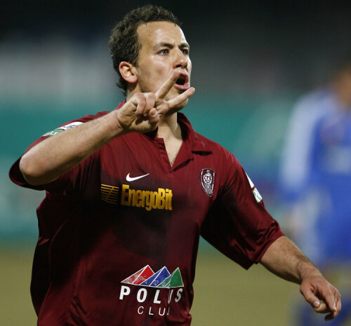 Cristian Fabbiani a avut 3 ani contract cu CFR Cluj, dar în 2008 a fost împrumutat la Newell's, iar în 2009 la River Plate