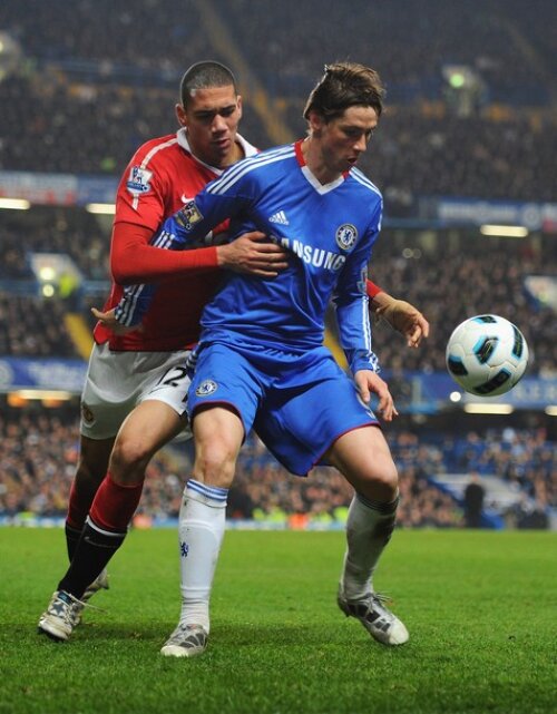 Chris Smalling, în duel cu Fernando Torres