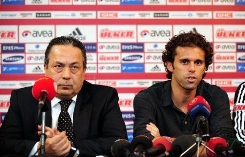 Adnan Sezgin (dreapta) a fost cel care a intermediat venirea lui Hagi la Galatasaray