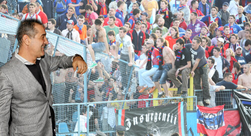 Suporterii din Peluza Sud protestează la adresa lui Becali Fotomontaj Romeo Banica