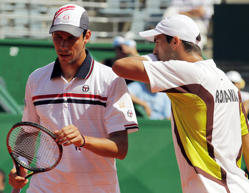 Victor Hănescu şi Horia Tecău încearcă să stabilească o schemă de joc