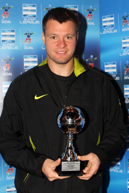 Marius Niculae prezentînd trofeul pentru cel mai frumos gol al etapei cu numărul 24 Foto: superleaguegreece.net