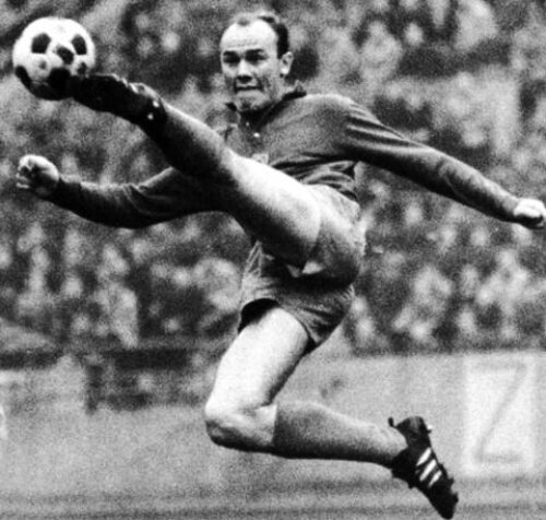 44 de ani avea Jan Popluhar cînd s-a retras din fotbal (1979)