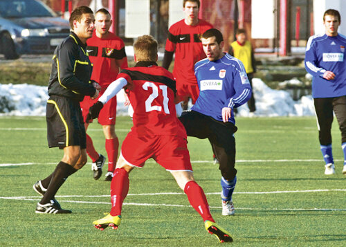 Kolos Lengyel (stînga) este un arbitru maghiar în vîrstă de 28 de ani
