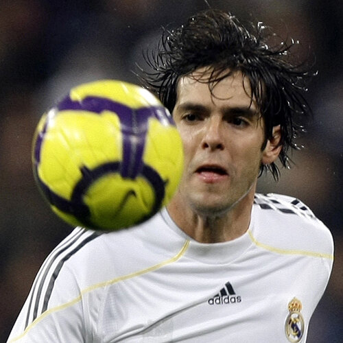 Kaka, 28 de ani, într-unul din rarele momente cînd ar mînca mingea la Real
Foto: Reuters