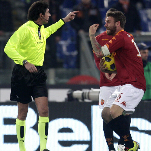 De Rossi nu-i menajează în ultimul timp nici pe arbitri
Foto: Reuters