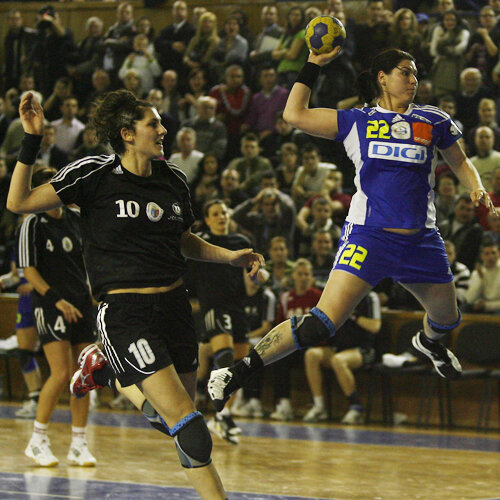 Oana Manea a marcat ultimul gol al Oltchimului, dar Clujul a egalat imediat Foto: Lorand Vakarcs (Cluj)