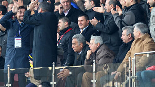 Finalul paridei cu Ankaragucu l-a prins pe Adnan Polat (în centrul imaginii) dărîmat, în timp ce şefii gazdelor jubilau   Foto: Fanatik