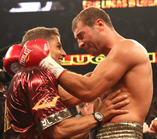 Stephan Larouche (S) il felicita pe Lucian Bute (D) pentru victoria prin prin KO, impotriva columbianului Edison Miranda.