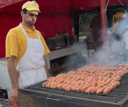 Gazeta şi-a imaginat cum pregătesc giuleştenii grătarul după antrenament Fotomontaj: Dan Bucur