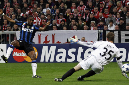 Eto'o era în ofsaid, după ce a păcălit tuşierul, şi l-a învins şi pe Kraft. 0-1, s-a terminat 2-3 la Munchen
Foto: Reuters