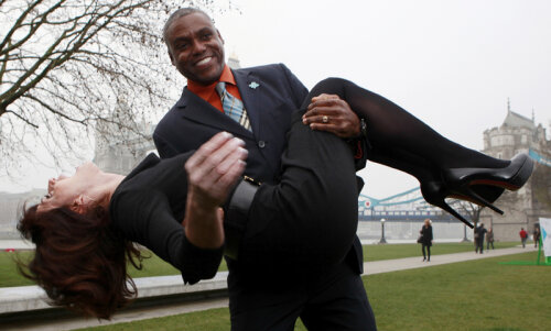 Nadia Comăneci în braţele fostului atlet Carl Lewis, ieri, la Londra, la deschiderea campaniei pentru JO 2012