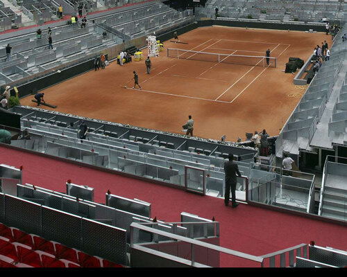 Aşa arată Caja Mágica, avînd o suprafaţă de zgură clasică, de culoare roşie Foto: Reuters