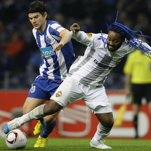 Cristi Săpunaru (stînga, în duel cu Vagner Love) a jucat bine toate minutele în ambele manşe cu ŢSKA Moscova