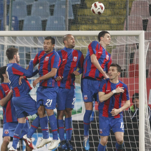 Geraldo şi Gardoş privesc disperaţi cum mingea zboară spre plasa lui Tătăruşanu Foto: Alex Nicodim