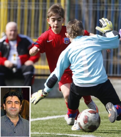 Amin (în roşu) joacă atacant şi visează ca într-o zi va ajunge golgeterul echipei mari. În medalion, tatăl său, Mohammad Munaf