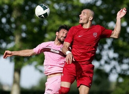 Uruguayanul dorit de Steaua (dreapta) a marcat din penalty contra în meciul cu Metz