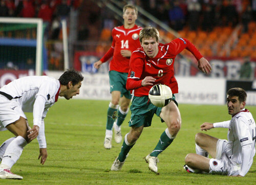 Bielorusul Tigorev, la minge, în duel cu Vangjeli şi Dallku, a cîştigat turul cu albanezii, scor 2-0 Foto: Reuters