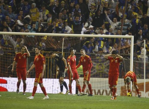 Jucătorii români au terminat cu capul în pămînt meciul de la Zenica