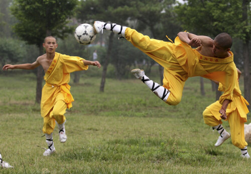 Tinerii chinezi combină fotbalul cu artele marţiale (foto Reuters)