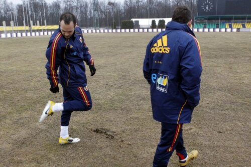 Iniesta şi compania au fost dezamăgiţi de starea deplorabilă a gazonului pe care ar urma să se dispute partida cu Lituania (Sursa foto: Facebook)