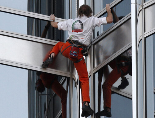 Alain Robert a urcat pe Burj Khalifa cu echipament de siguranţă. Ceea ce e împotriva obiceiului lui de a se căţăra cu mîinile libere Foto: Reuters
