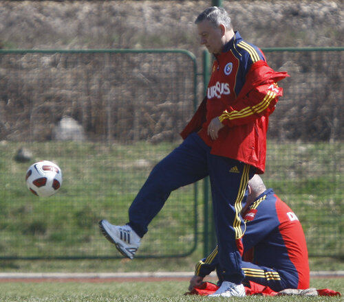 Mircea Sandu jonglează cu selecţionerii cum făcea Hagi pe vremuri cu mingea Foto: Alex Nicodim