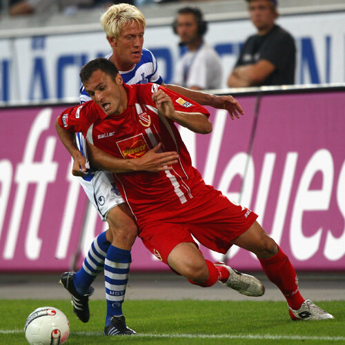 Jula, aici în duel cu Fahrenhorst (Duisburg), a bifat pînă acum 27 de prezenţe în Bundesliga (4 goluri) şi 57 în liga a doua (19 reuşite) Foto: Gulliver/Getty Images